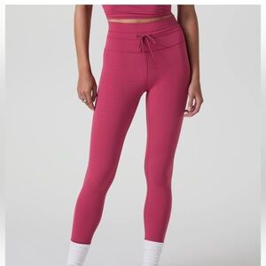 Vuori daily form leggings in Pinot